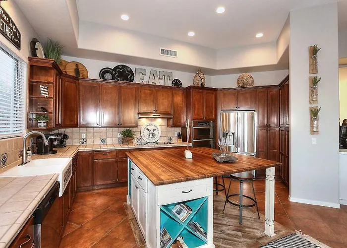 Heated Pool & Game Room! Upscale *