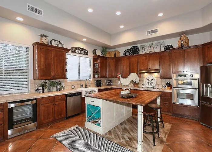 Heated Pool & Game Room! Upscale Holiday home *