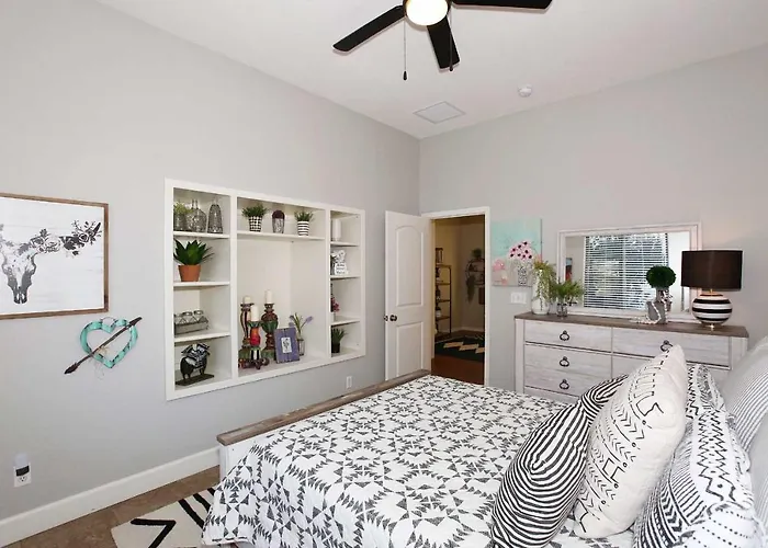 Holiday home Heated Pool & Game Room! Upscale
