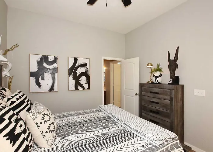 Heated Pool & Game Room! Upscale Holiday home *