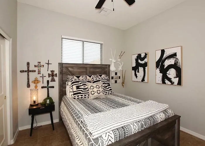 Holiday home Heated Pool & Game Room! Upscale Queen Creek