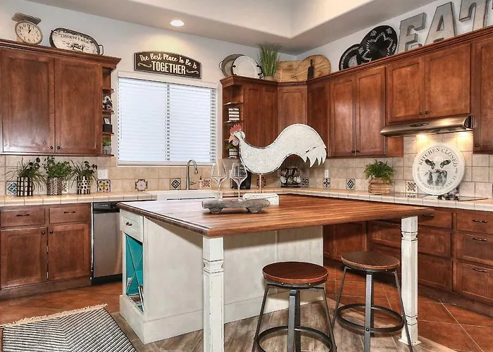Heated Pool & Game Room! Upscale Holiday home Queen Creek